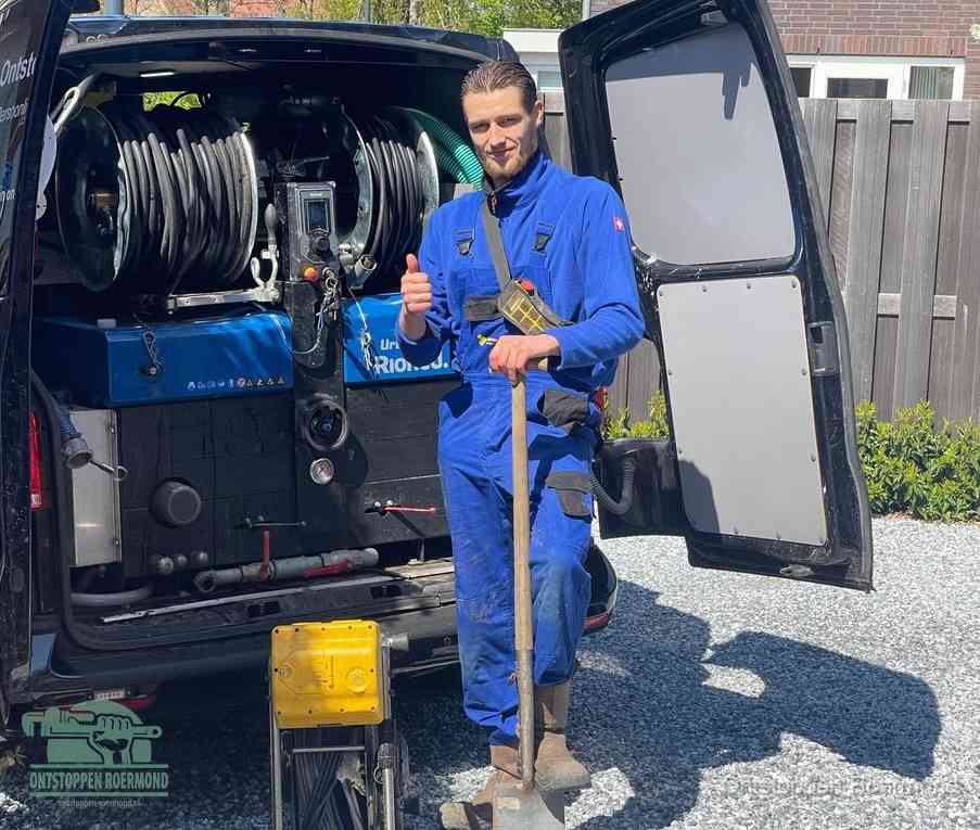 Een tevreden monteur met opgestoken duim naast de bestelbus, slim ingrijpen bespaart kosten bij een verstopte afvoer in Roermond