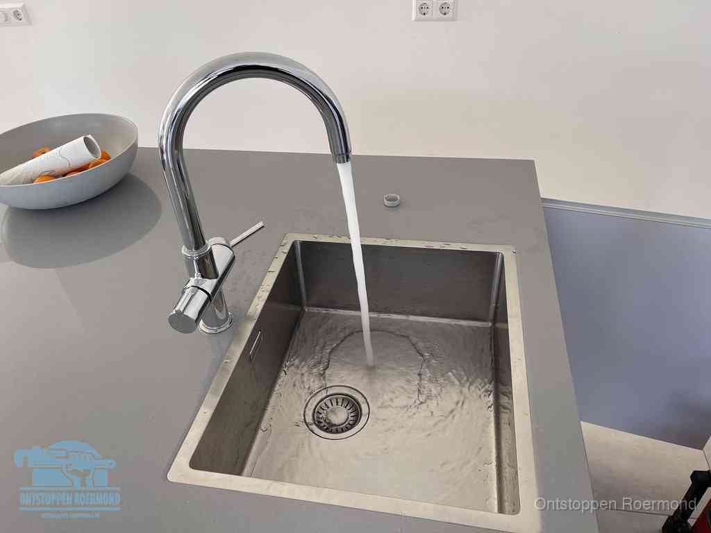 Een vrij doorstromende rvs spoelbak waar het water moeiteloos wegloopt, het resultaat van slim onderhoud dat geld bespaart in Roermond