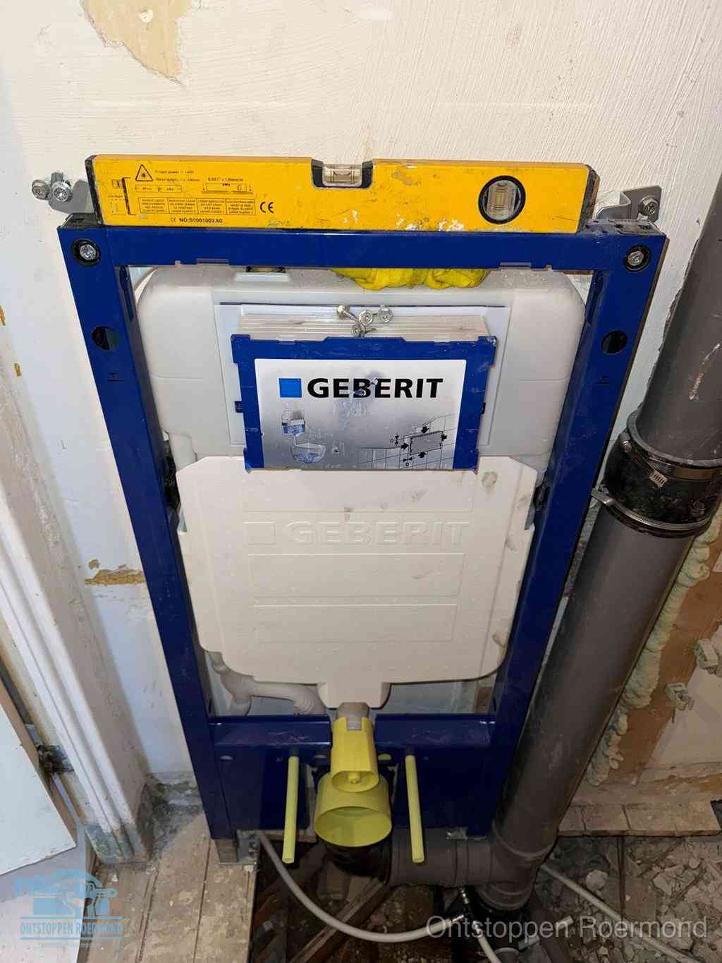 Een Geberit inbouwreservoir met frame voor een hangtoilet tegen de wand, met de afvoerbocht naar de vloer, kenmerkend voor een verstopt hangtoilet in Roermond