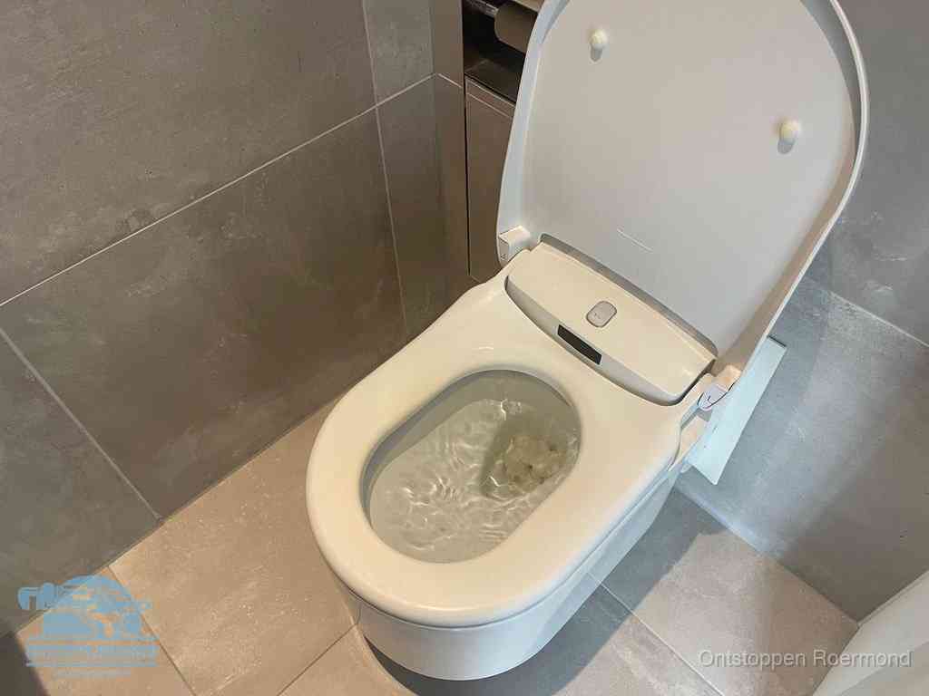 Een toiletpot vol troebel water met drijvend papier en restanten, de meest voorkomende oorzaak van een verstopte wc in Roermond