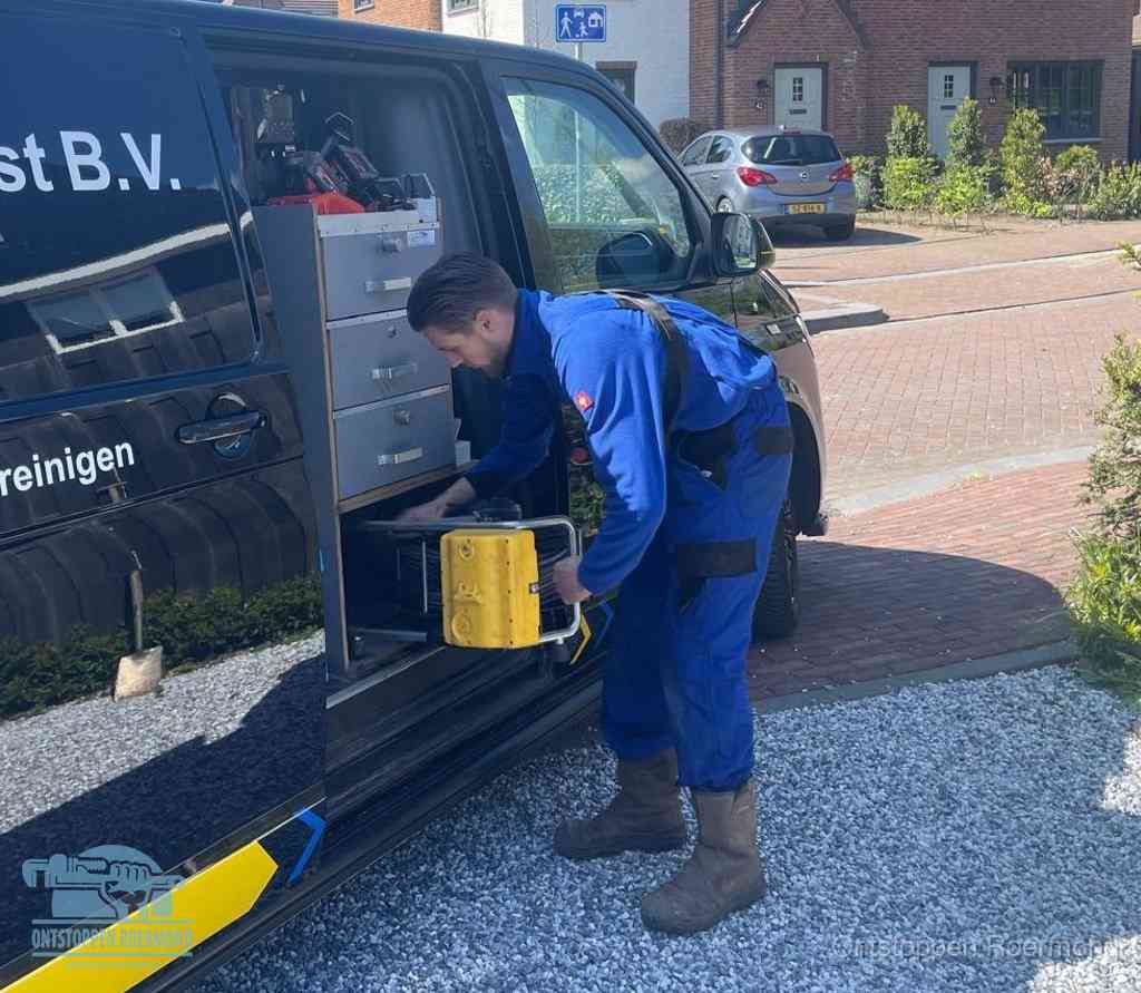 Een monteur pakt apparatuur uit de bedrijfsbus voor service aan huis, het moment om een professional in te schakelen in Roermond