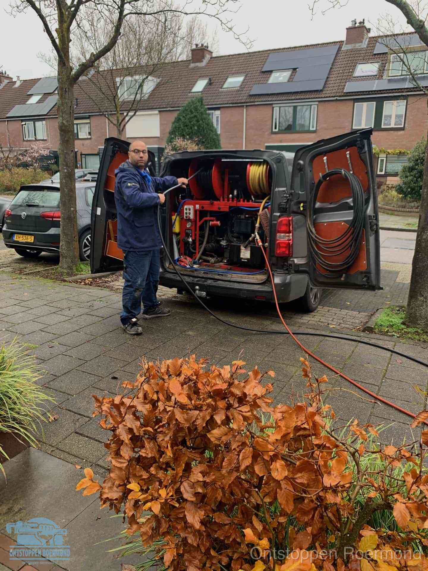 Rioolservice in de wijk in Roermond