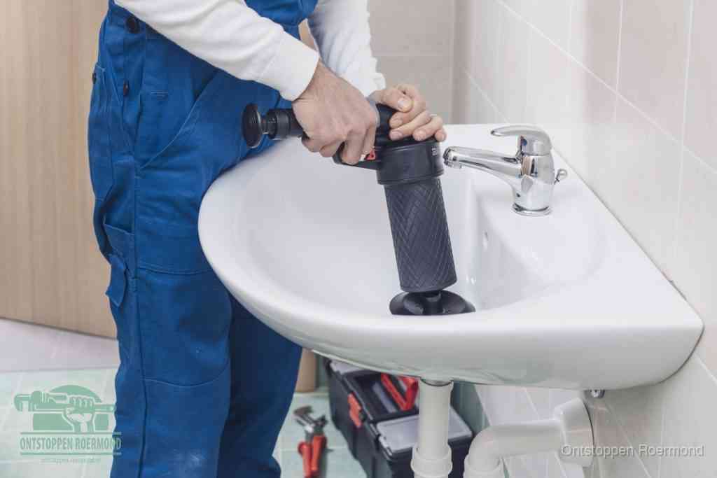 Een te ruwe doe-het-zelf poging met een hand-pomp op de afvoer van een badkamer-wastafel, een van de veelgemaakte fouten bij afvoer ontstoppen in Roermond