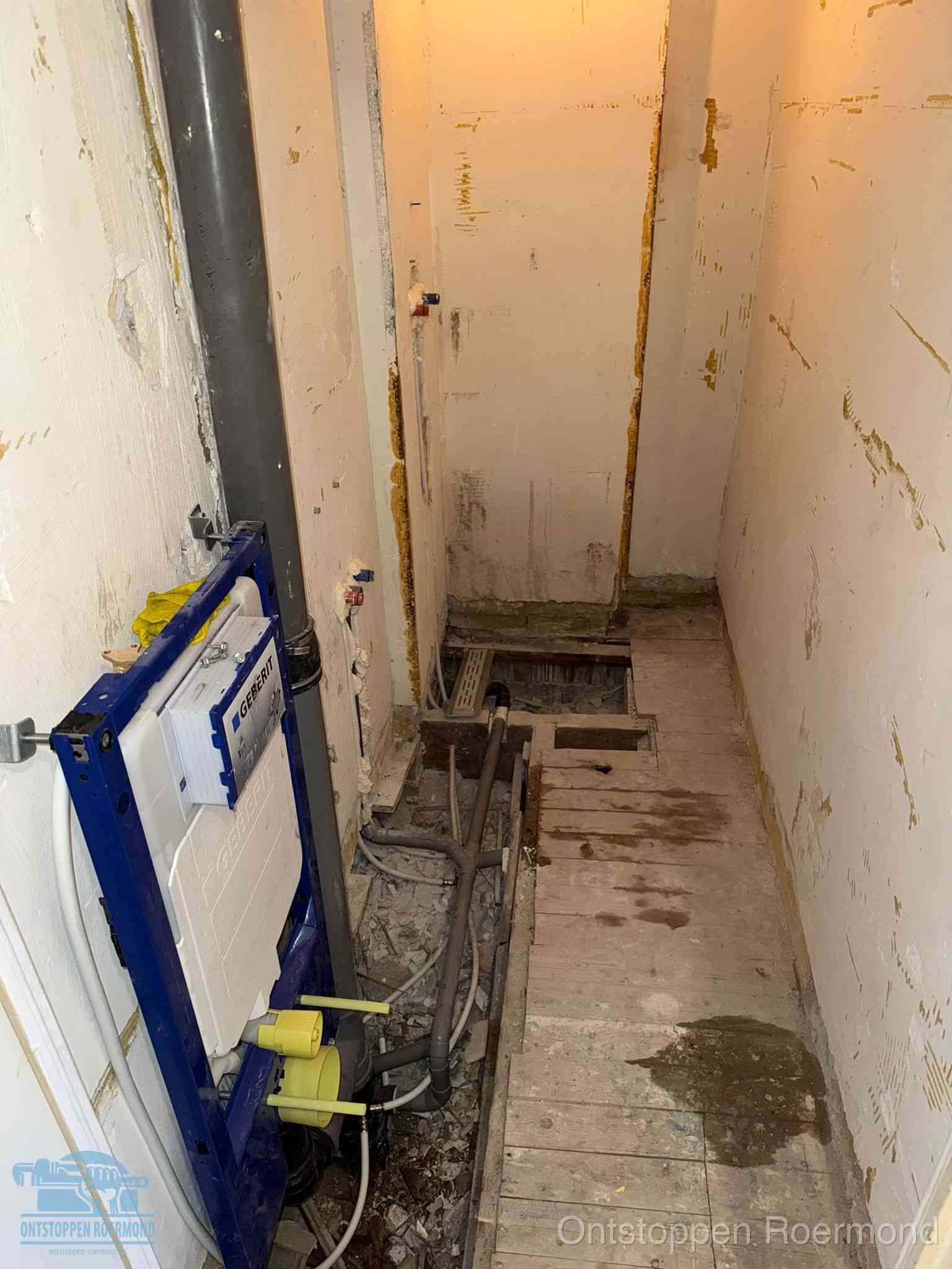 Een opgebroken toiletruimte tijdens renovatie met een Geberit inbouwreservoir en blootliggende oude afvoerleidingen, typisch voor oudere woningen in Roermond